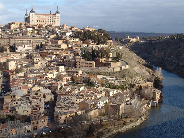 Imagen del Alcázar de Toledo y el río Tajo