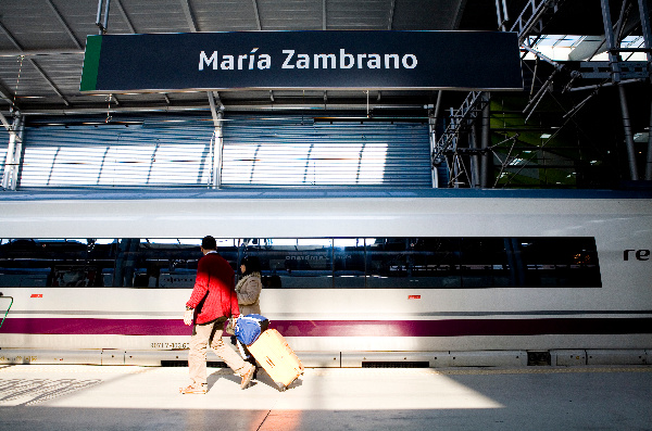 Imagen del cartel de la estación María Zambrano, Málaga