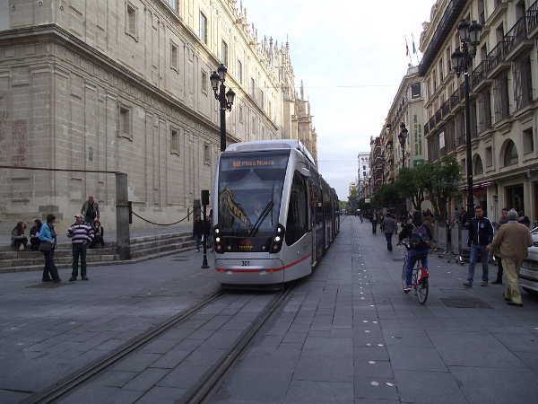 Imagen de tranvía en la Avenida de la Constitución, Sevilla
