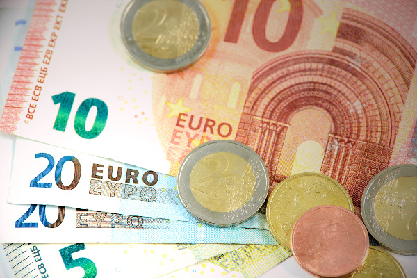 Imagen de billetes y monedas en euros