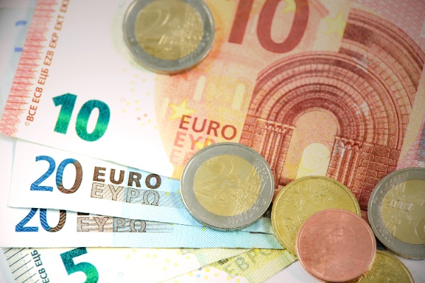 Imagen de billetes y monedas en euros